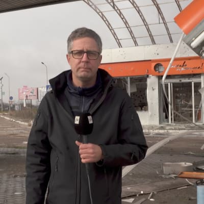 Ylen ulkomaantoimittaja Antti Kuronen on Hersonissa, Ukrainassa tuhoutuneella bensa-asemalla.