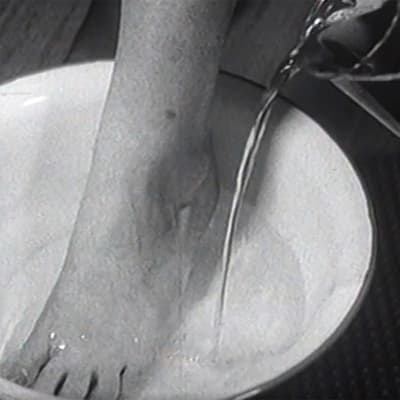 Jalkaterää liotetaan vadissa (1956).