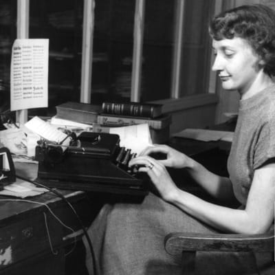 Nainen kirjoittaa kirjoituskoneella.