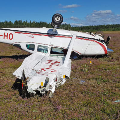 Cessna 206 -pienkone katollaan Immolan lentokentällä