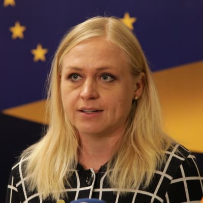 Ulkoministeri Elina Valtonen Kiovassa ulkoministerikokouksessa 2.10.2023 antamassa haastattelua lehdistölle