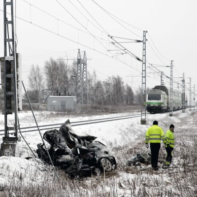 En person omkom när ett tåg och en bil kolliderade i Toby i Korsholm.