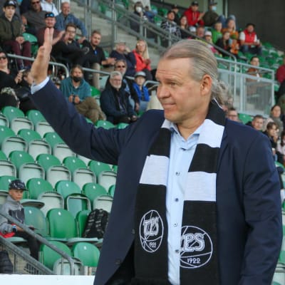 Marko Rajamäki på Kuppisstadion iklädd TPS-halsduk.