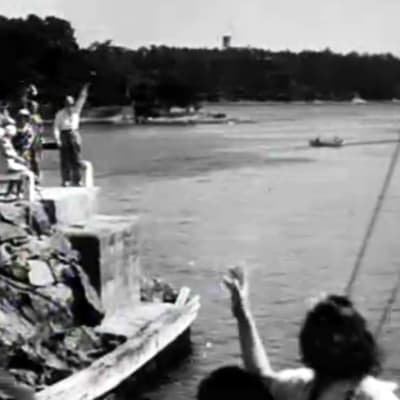 Katsojat vilkuttavat ohi lipuvalle purjeveneelle Helsingissä 1929.