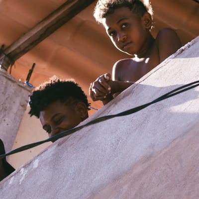 Barn i favelan i Salvador