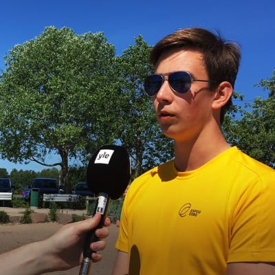Badvakten Kevin Johansson intervjuas av Yle.
