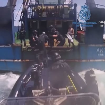 Spansk polis jagar kokainsmugglare i båt.