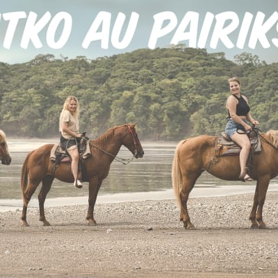 Kolme henkilöä hevosten selässä rannalla. Kuvan yläreunassa teksti "Haluatko au pairiksi?".