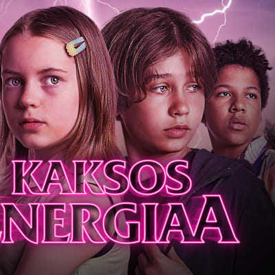 Neljä lasta katsoo vakavina horisonttiin. Taustalla punertavalla taivaalla salamoi. Otsikkoteksti "Kaksosenergiaa" hohtaa etualalla.