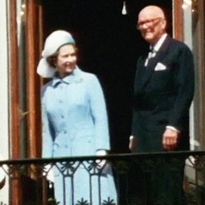 Prinssi Philip, kuningatar Elisabet ja presidentti Urho Kekkonen presidentinlinnan parvekkeella.