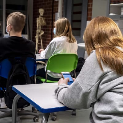 Rajakylän koulussa opiskelijoita