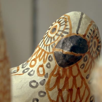 Närbild på fågel med dekor av tusch
