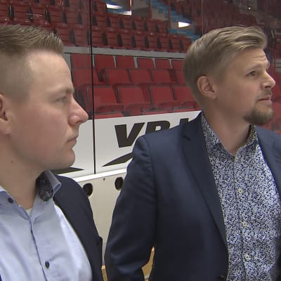 SM-liigan tuomarit Joonas Kova ja Jukka-Pekka Koistinen ennen SM-liigan ottelua HIFK–Ässät 12.10.2022.