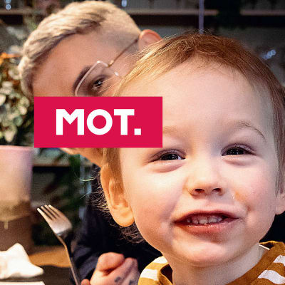 Kuvassa Natalia Salmela lapsensa Benkun kanssa. Keskellä MOT-logo. Ohjelman kansikuva.