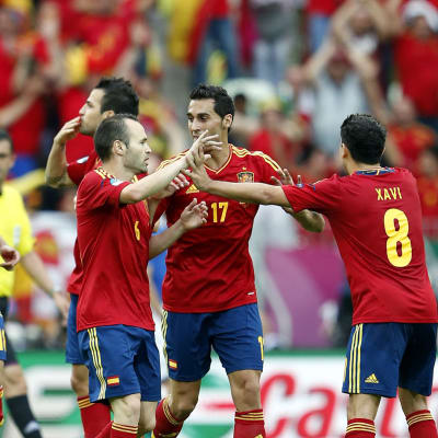 Espanjan jalkapallomaajoukkueen pelaajia kentällä.