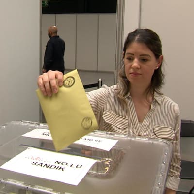 Kvinna röstar i det turkiska valet i Antwerpen