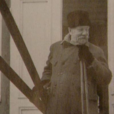 P. E. Svinhufvud sukset käsissä kotitalonsa edessä Kotkaniemessä.