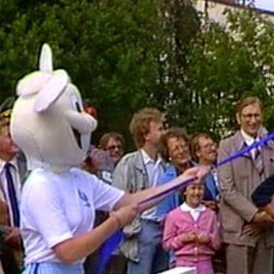 Carl-Olof Homén (oike.) lähettää MM-kisamaskotti Lassen ilmapallojen mukana taivaalle Otaniemen kisakylän avajaisissa (1983).