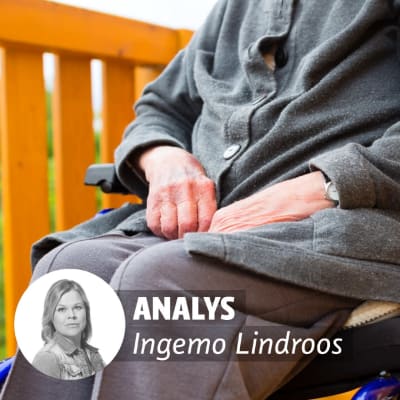 En äldre person sitter i en rullstol som rullas fram av en skötare. På bilden finns texten "Analys: Ingemo Lindroos".