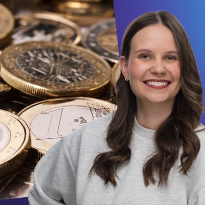 Laura Törnroos står framför en bild av mynt som ligger ovanpå varandra. 