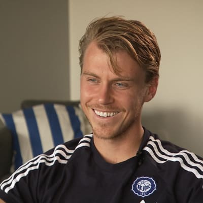 Fotbollsspelaren Rasmus Schüller intervjuas i Sportmagasinet.