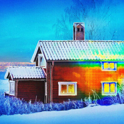 Punainen puutalo sijaitsee talvisessa maisemassa ylärinteessä. Kauempana loistavat kaupungin valot. Talon seinissä näkyy osittain lämpökartan värialueita.