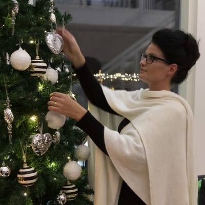 Linda Niskala koristelee joulukuustaan.