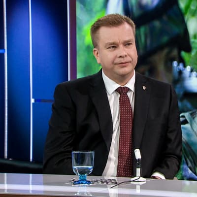 Försvarsminister Antti Kaikkonen i tv- studio. 