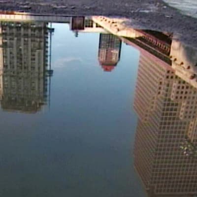 Skyskraporna kring Ground Zero speglar sig i en vattenpöl.