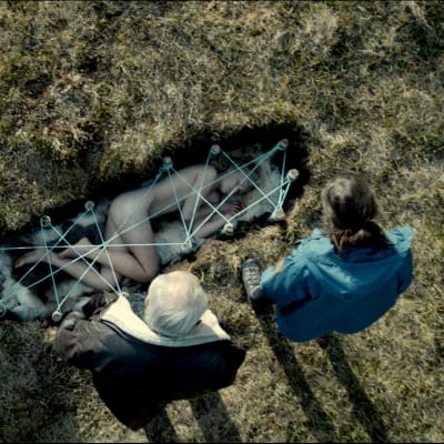 Bild ur serien Monster när Tyra precis ha hittats död och nersänkt i marken.