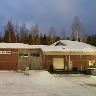 Tukkutalon rakennus Jyväskylässä. Talon katolla on paljon lunta ja harjakatosta osa on romahtanut. 