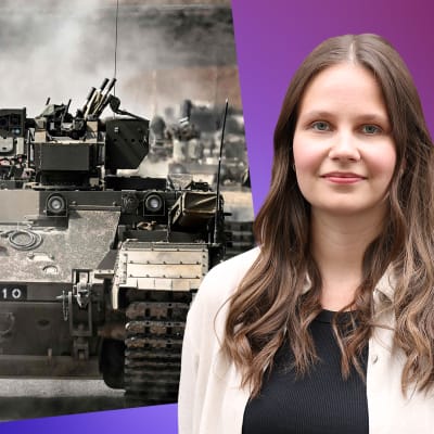 Laura Törnroos står framför en bild på Israelisk armé i konvoj av stridsvagnar nära gränsen till Gaza.
