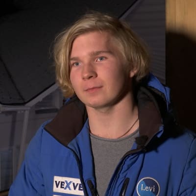 Intervjubild på alpinskidåkaren Markus Huurinainen i ett kvällsmörkt Levi.