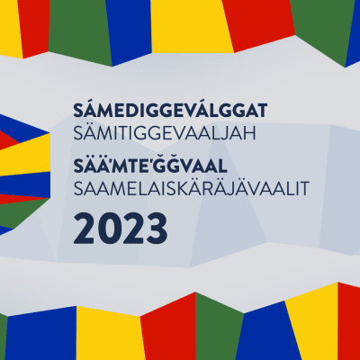 Grafiikkakuva, jossa on sinisiä, punaisia, keltaisia ja vihreitä graafisia kuvioita ja teksti, jossa lukee saamelaiskäräjävaalit 2023 neljällä kielellä.