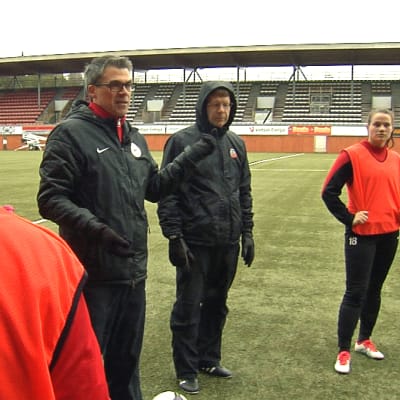 Jari Väisänen och Pasi Jaakonsaari tränar PK-35 Vantaas damer, april 2016