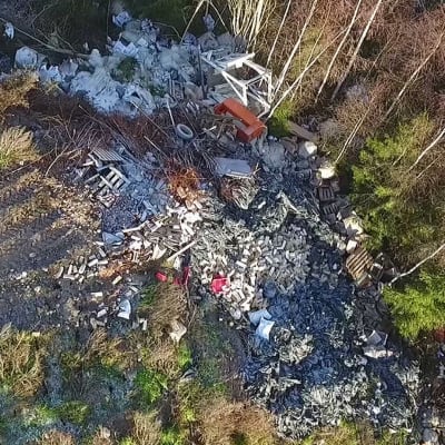 Muovijätettä eteläkarjalaisella marjatilalla ilmasta kuvattuna