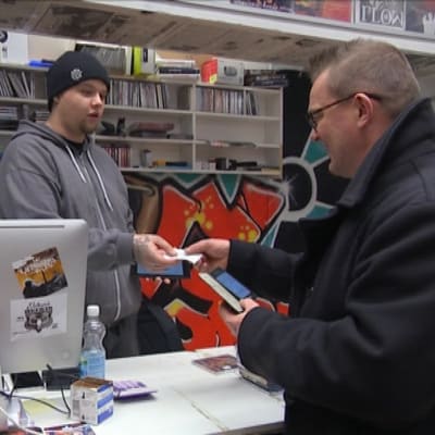 Oskari Kivimäki myy Melrosen Got It Made -levyn Matti Toivoselle bitcoineilla Levykauppa Äxässä 24.2.2015