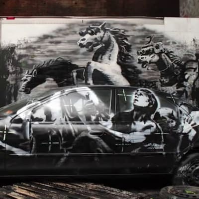 Katutaiteilija Banksyn futuristisia sotaratsuja esittävä installaatio New Yorkissa