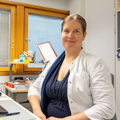 Terveyskeskuslääkäri Tuire Saloranta istuu työpöydän ääressä.