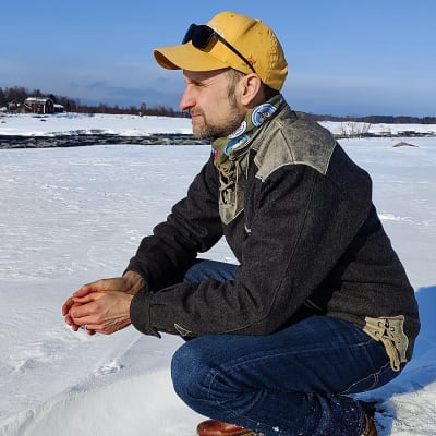 Pekka Juntti katsoo Tornionjoelle talvimaisemissa.