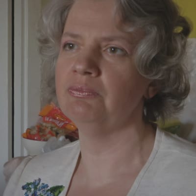 Ukrainsk kvinna, som är intervjuad i sitt hem, tittar in i kameran. 