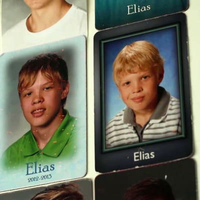 Elias Valtonen lapsuuskuvissa jääkaapin ovessa.
