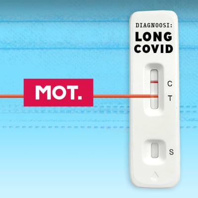 Koronatesti, jossa lukee diagnoosi: long covid. Testin alempi punainen viiva jatkuu läpi kuvan. Keskellä MOT-logo.
