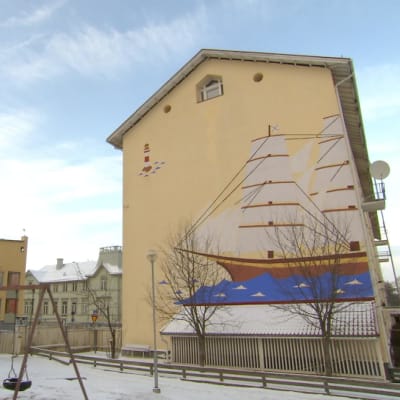 Målad husfasad i form av ett skepp