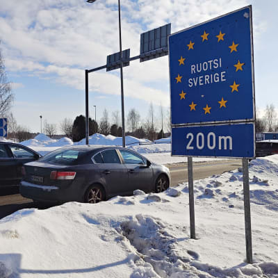 Autot ylittävät Suomen ja Ruotsin rajan Torniossa.
