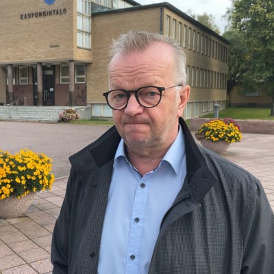Hannu Kuusela Harjavallan kaupungintalon edustalla