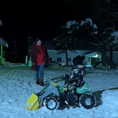 Anni Koivisto ja hänen lapsi päivähoitopaikan pihalla, 13.1.2022 Sevettijärvi.