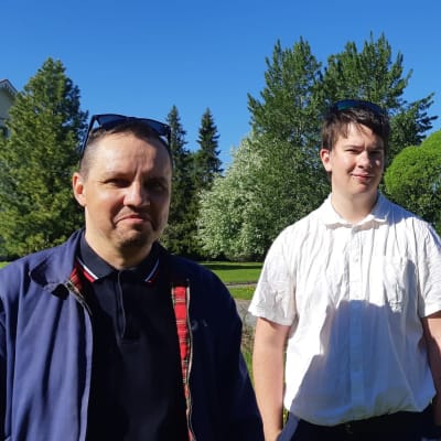 Leiriohjaaja Jan-Mikael Hakomäki, espoolainen Pauli Rantatupa ja helsinkiläinen Rosa Kumar Saarinen seisovat  Peräpohjolan opiston kesäisen vihreällä pihalla.