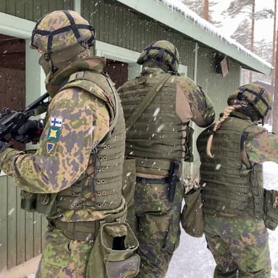 reserviläisiä maapuolustusharjoituksessa