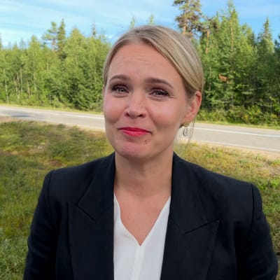 Kansanedustaja Sara Seppänen seisoo tien varressa Kolarissa.